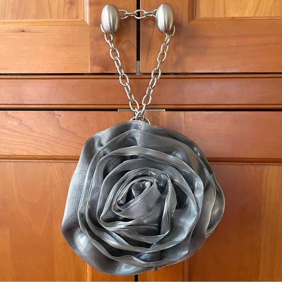 Elegant Silver Rose Shaped Evening Purse & Clutch - Picture 7 of 7